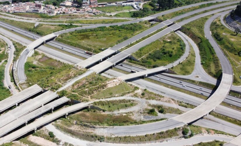 Obras do trecho Norte Rodoanel; este é o último trecho para a conclusão do anel viário com 176,5 km que conecta as vias mais importantes do Estado