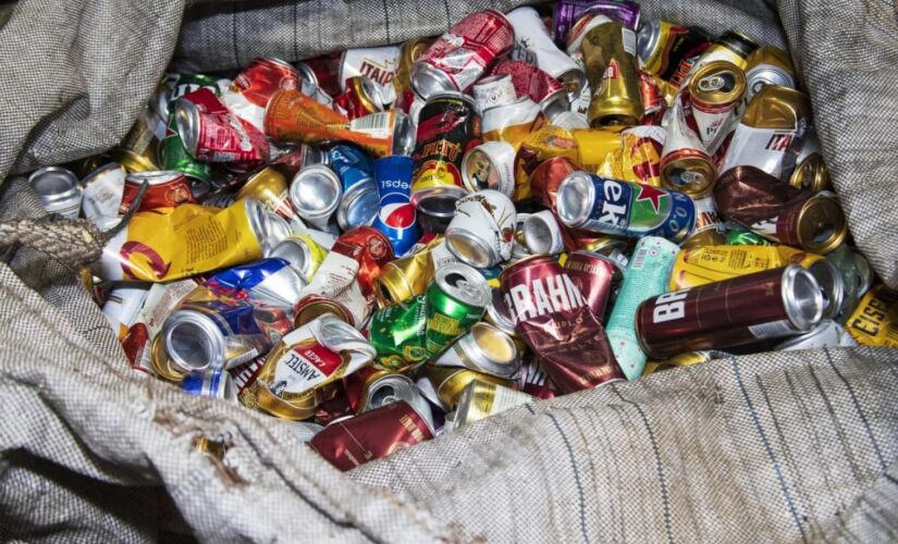 A Ambev, dona de mais da metade do mercado brasileiro de cervejas, declarou ter investido R$ 5 milhões em logística reversa no último Carnaval, retirando 175 toneladas de materiais recicláveis dos festejos
