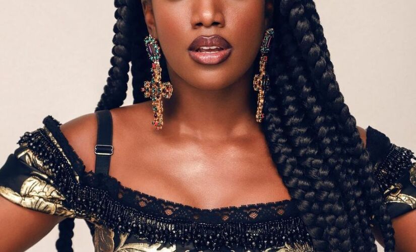 Iza é cantora e compositora  