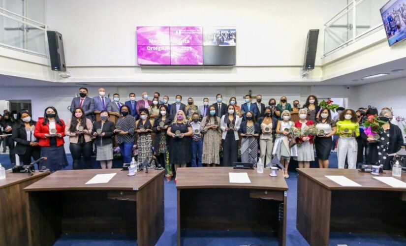 26 mulheres receberam a Medalha Laurita Ortega Mari, na noite desta quinta-feira, 27, entregue pelos vereadores da C&acirc;mara Municipal de Tabo&atilde;o da Serra 