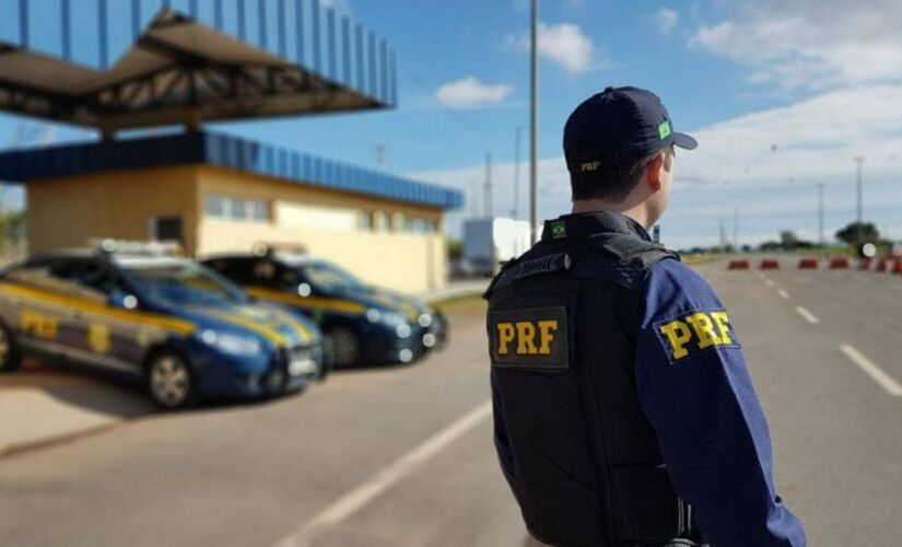 Fiscalização da PRF em ônibus captura dois procurados pela Justiça em Itapecerica da Serra