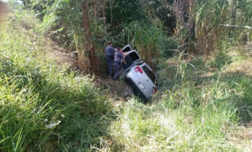 Quatro suspeitos s&atilde;o presos ap&oacute;s carro capotar durante fuga com a pol&iacute;cia em Sorocaba