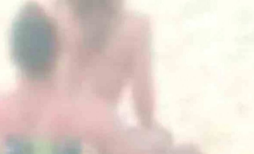 Casal fez sexo na areia diante de outras pessoas.
