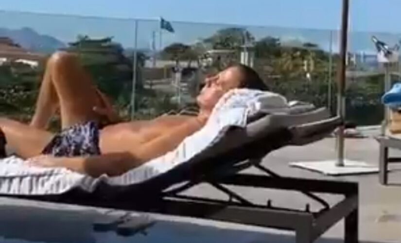 Governador João Doria foi flagrado sem máscara tomando sol na piscina de um hotel em meio a turistas no domingo no Rio de Janeiro