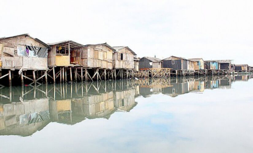 Lixo deságua no mar de Santos por três rotas distintas: as comunidades de palafitas; os canais de drenagem e a orla da praia