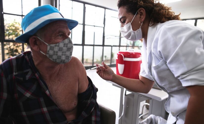 Embu das Artes iniciou nesta ter&ccedil;a-feira a aplica&ccedil;&atilde;o da dose de refor&ccedil;o para pessoas com mais de 70 anos 