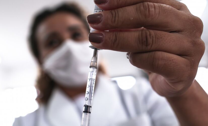 O Rio de Janeiro suspendeu a vacina&ccedil;&atilde;o contra a Covid-19 com a primeira dose para gr&aacute;vidas e pu&eacute;rperas acima de 18 anos com comorbidade