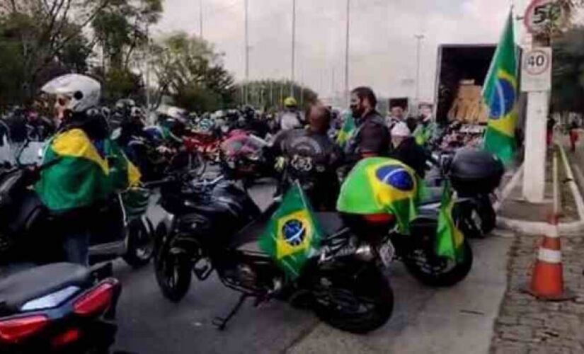 Fãs do presidente se aglomeraram sem máscara em SP.