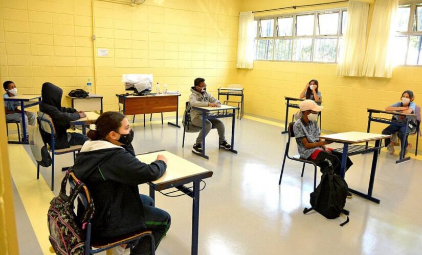 A volta &agrave;s aulas presenciais ser&aacute; obrigat&oacute;ria a todos os alunos das redes p&uacute;blica e particular de ensino a partir de segunda-feira (18) no estado de S&atilde;o Paulo