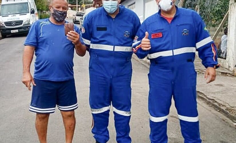 Os socorristas Fernando Patrick Jesus da Silva e Roberto Carlos Gomes entregaram a carteira de Milton César da Silva