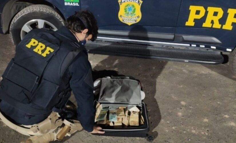 PRF apreende mais de R$ 130 mil dentro de mala em carro de Itapecerica da Serra