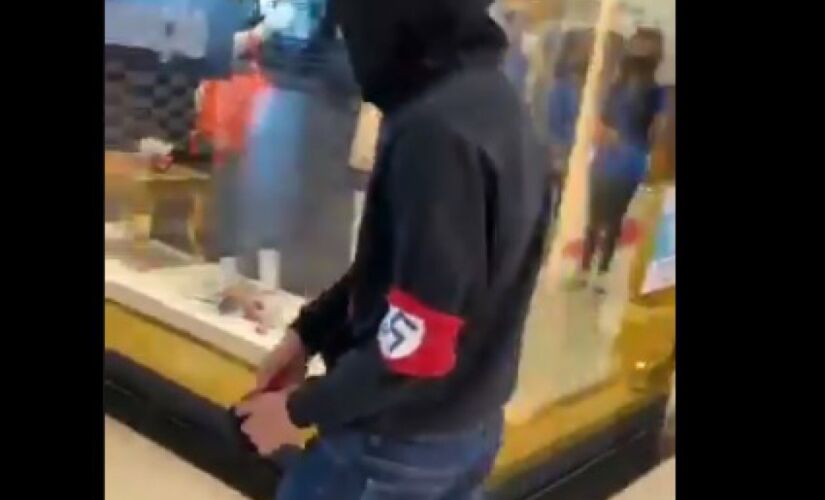 Jovem não identificado usa símbolo nazista em shopping de Caruaru (PE)