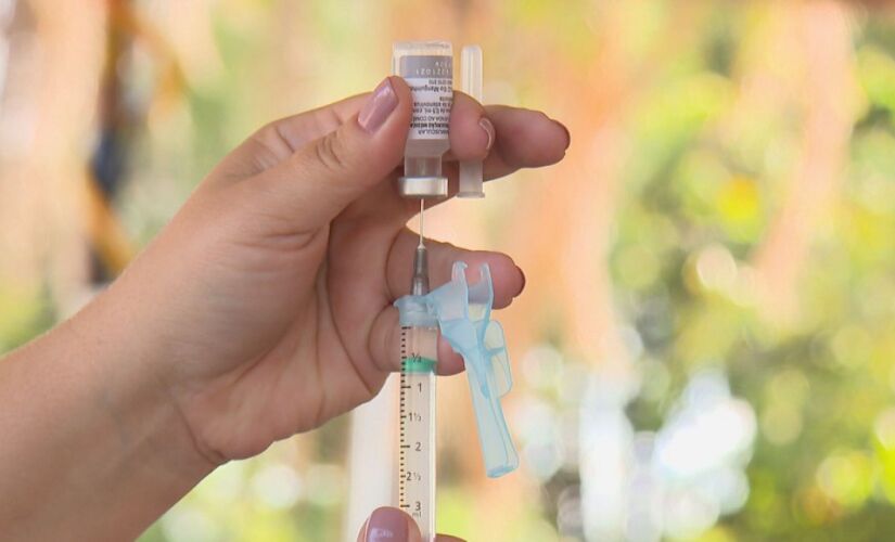 Cabre&uacute;va paralisa vacina&ccedil;&atilde;o contra Covid-19 e alega falta de profissionais para aplicar doses 