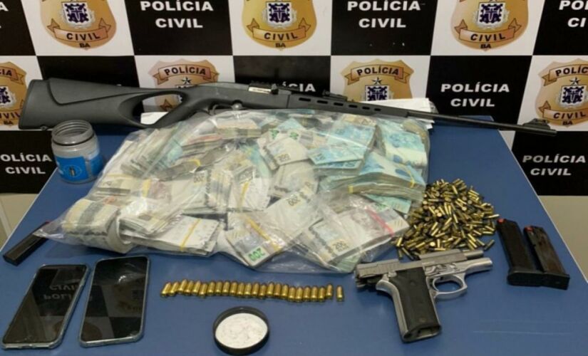 Armas, munições e uma quantia vultuosa em cédulas, totalizando R$ 650 mil, foram localizados em imóvel do irmão do prefeito Ney Santos