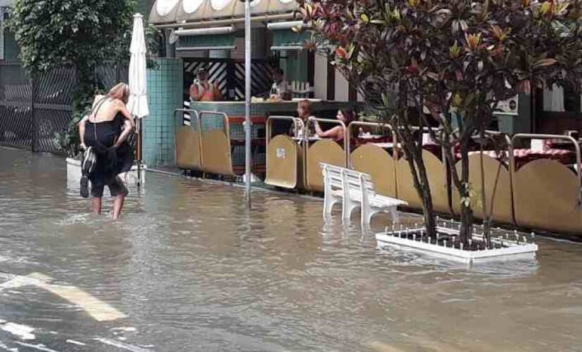 Ressaca do mar em Santos invadiu bairros.