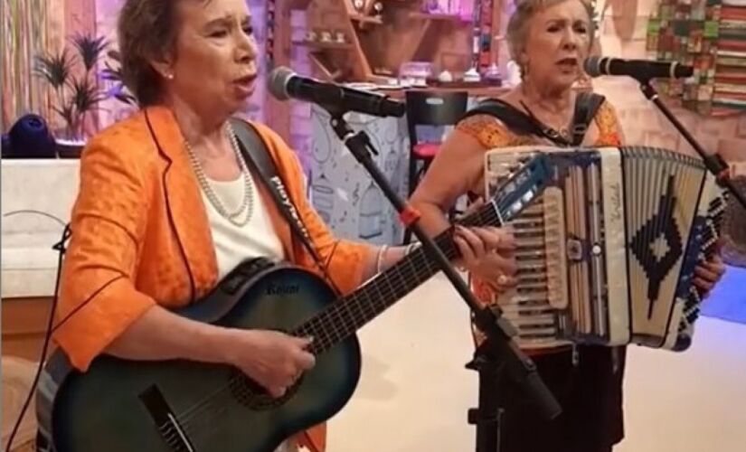A dupla As Galvão, Marilene Galvão (violão) Mary Galvão (sanfona) 