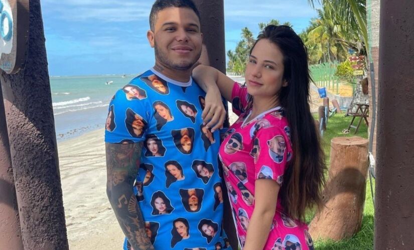 Gabi Martins e Tierry com pijama estampado com fotos um do outro