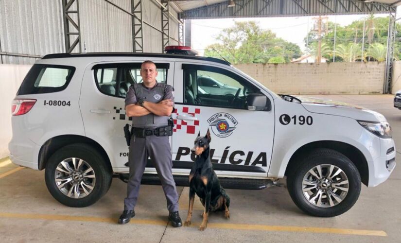 O cabo Cleber Ramin da Polícia Militar com um de seus cães