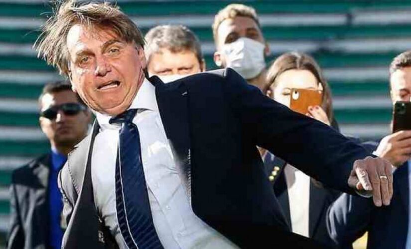 Bolsonaro também conferiu as obras na Arena Condá, em SC, e marcou um gol simbólico.