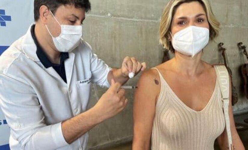Atriz Flávia Alessandra recebe primeira dose da vacina contra Covid-19