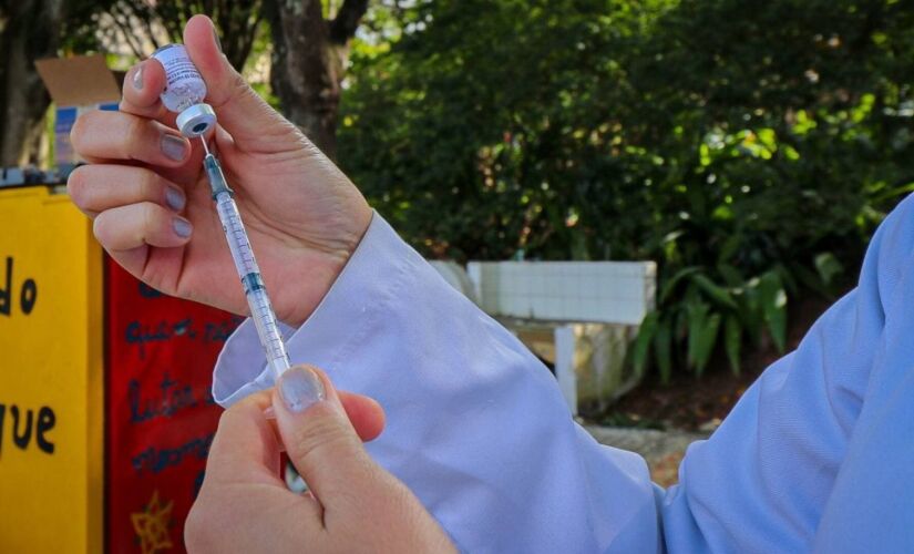 Profissional da sa&uacute;de em manipula&ccedil;&atilde;o de imunizante