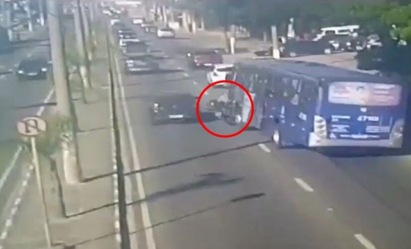 Ocorrência foi registrada na av. Lourenço de Souza Franco, em Mogi das Cruzes; vítima teve os braços esmagados no acidente