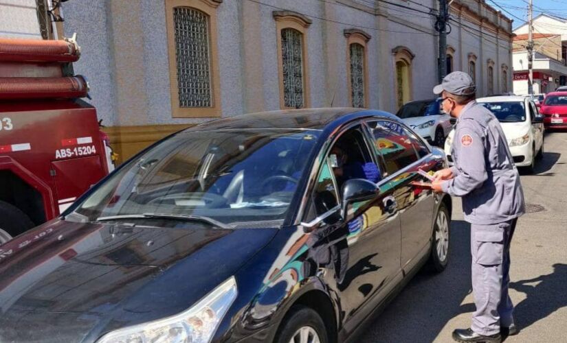 Profissionais realizaram a distribuição de folders e deram orientações sobre prevenção de incêndios