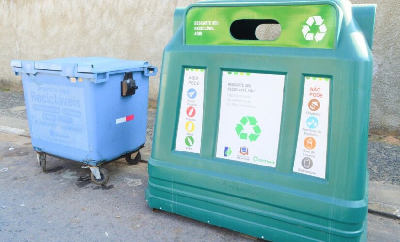 Os contêineres para resíduos orgânicos são de cor azul; os equipamentos para lixo reciclável têm a cor verde e são maiores