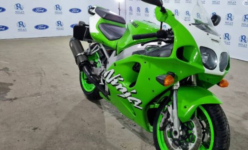 Uma moto Kawasaki ZX 750, ano 1997, tem alnce inicial de R$ 16 mil