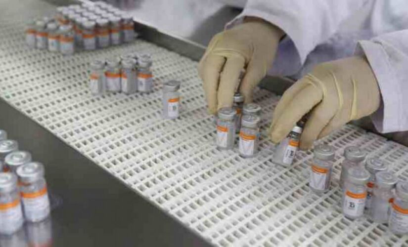 Na CoronaVac, por exemplo, a taxa de efetividade para pessoas com esquema vacinal completo é de 79,6% para pessoas com 60 a 79 anos.