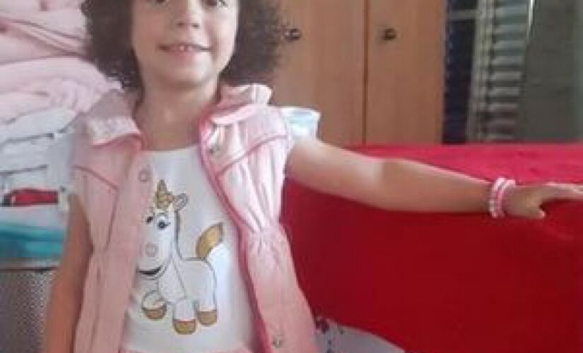 Ester Oliveira chegava em casa com o pai, a mãe e mais três crianças da mesma família, quando o carro em que eles estavam foi abordado 