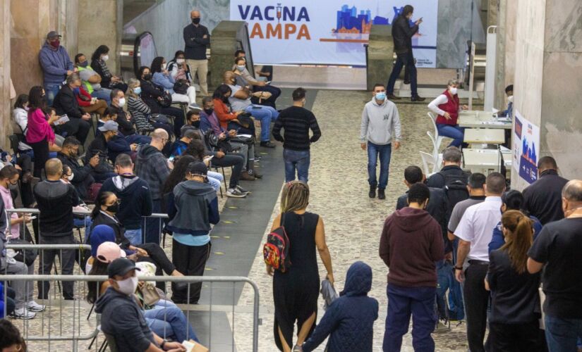 Fila de vacina&ccedil;&atilde;o de pessoas em ponto de vacina&ccedil;&atilde;o em SP