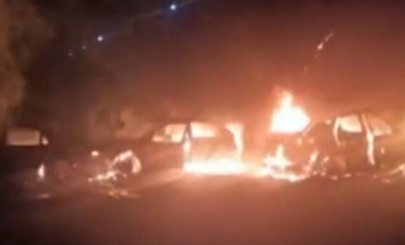 Carros queimados durante assalto em Jarinu, no interior de São Paulo