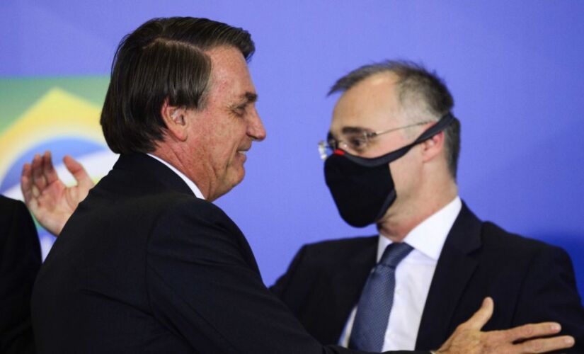 Jair Bolsonaro ao lado de André Mendonça, futuro ministro do STF