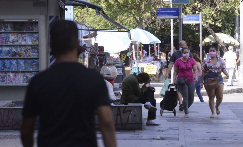 Governo do Rio determina volta de servidores vacinados ao trabalho
