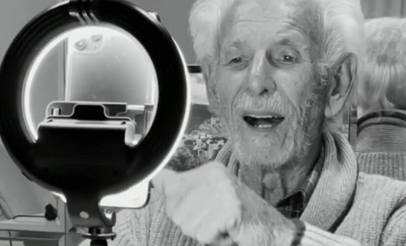 O aposentado Nelson Miolaro, de 91 anos, conhecido como vovô TikToker
