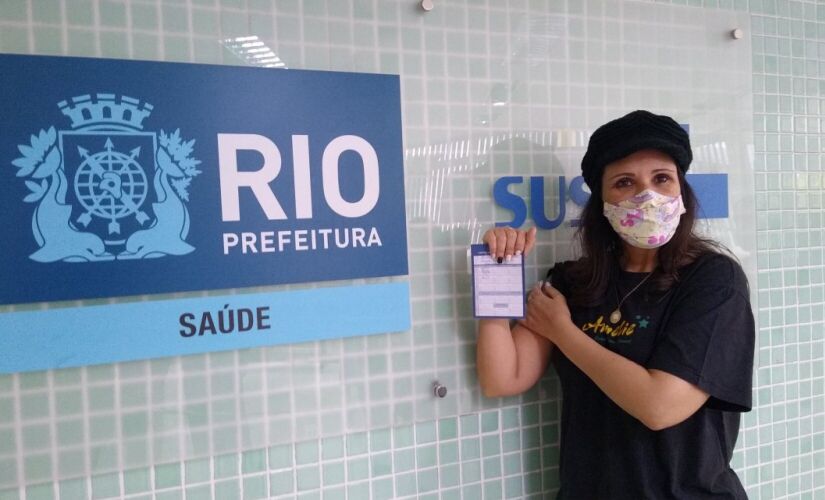 A carioca Valeska Castro se vacina contra a Covid-19
