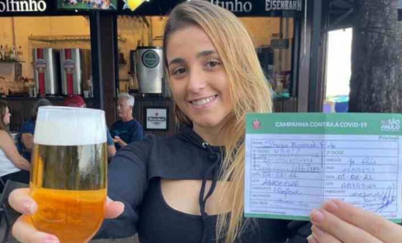 A Choperia Golfinho, em Guarujá, divulgando sua ação

