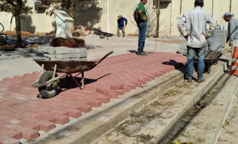 A Prefeitura de Porto Feliz iniciou a colocação dos novos pisos da Praça de São Benedito, na região central 