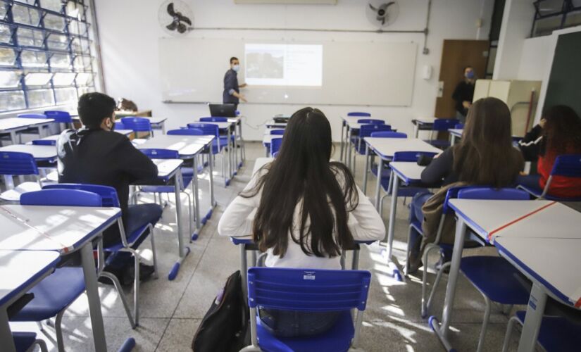 Estudantes t&ecirc;m aula em escola da rede estadual em S&atilde;o Paulo