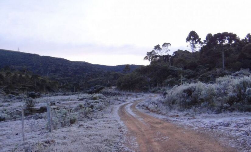 A queda de temperatura prevista na semana passada pelo SNM se confirmou e provocou geadas e temperaturas negativas no Sul