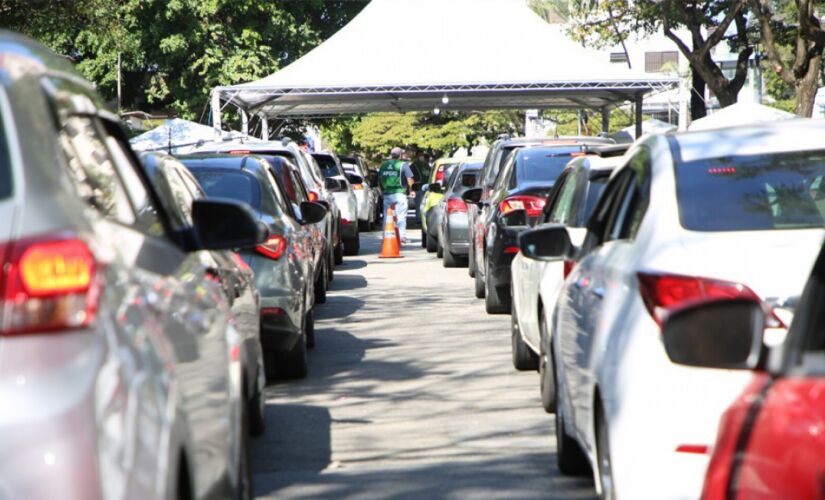 No pr&oacute;ximo s&aacute;bado (24) das 9h &agrave;s 16h, acontece mais um drive-thru no estacionamento da Prefeitura, na rua Narciso Sturlini para adultos com 29 anos receberem a imuniza&ccedil;&atilde;o