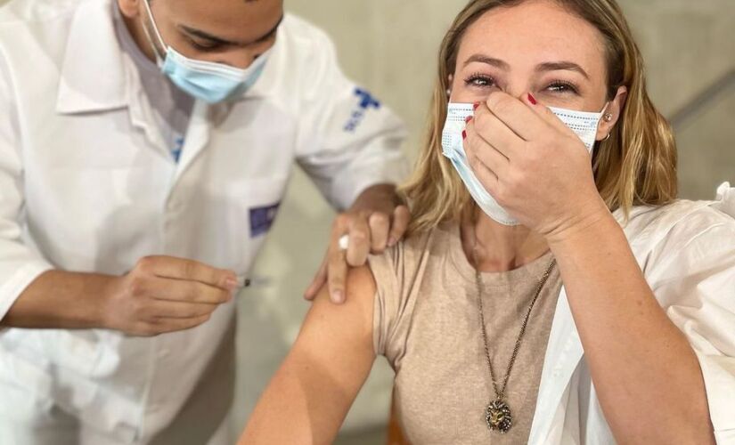 Paolla Oliveira &eacute; vacinada contra a Covid-19