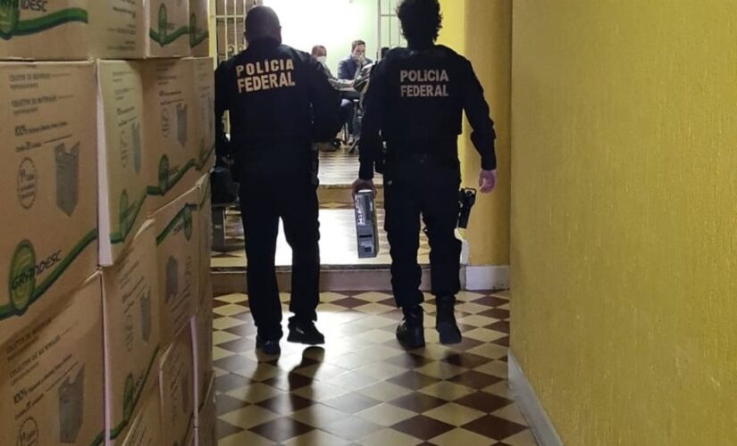 Policiais federais durante operação Covil-19 que investiga desvio de recurso de hospital de campanha de Guarulhos 