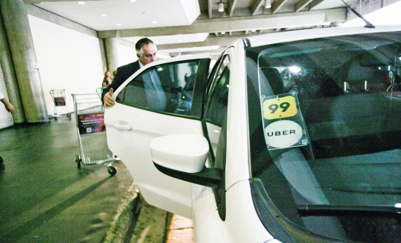 Carro por aplicativo atende passageiro no Aeroporto de Congonhas, na zona sul da cidade de SP
