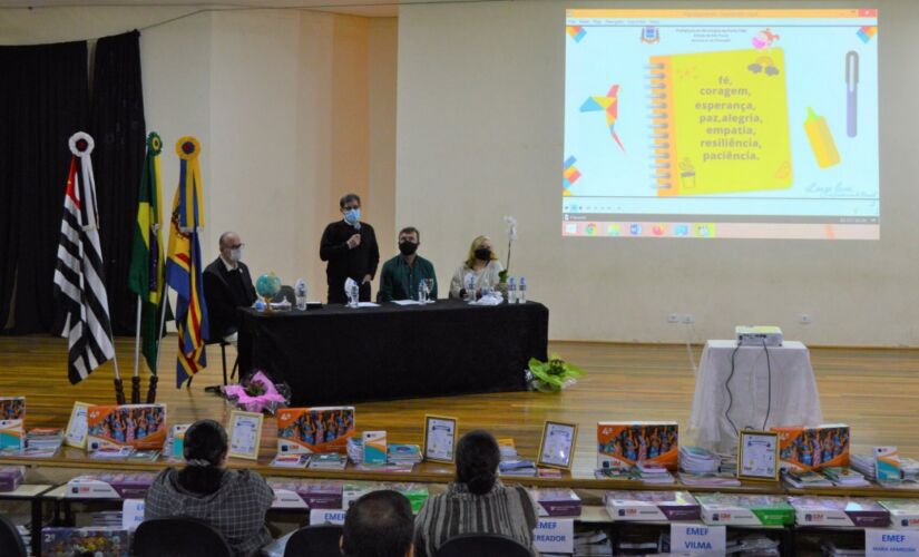 Além das apostilas direcionadas por discplina, os alunos também receberão material de apoio