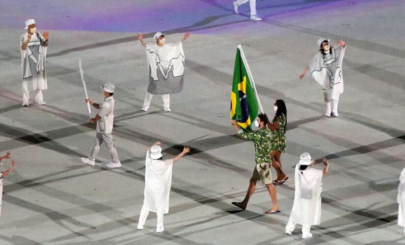 Bruninho (vôlei) e Ketleyn Quadros (judô) foram os porta-bandeiras do Brasil na cerimônia de abertura das Olimpíadas de Tóquio