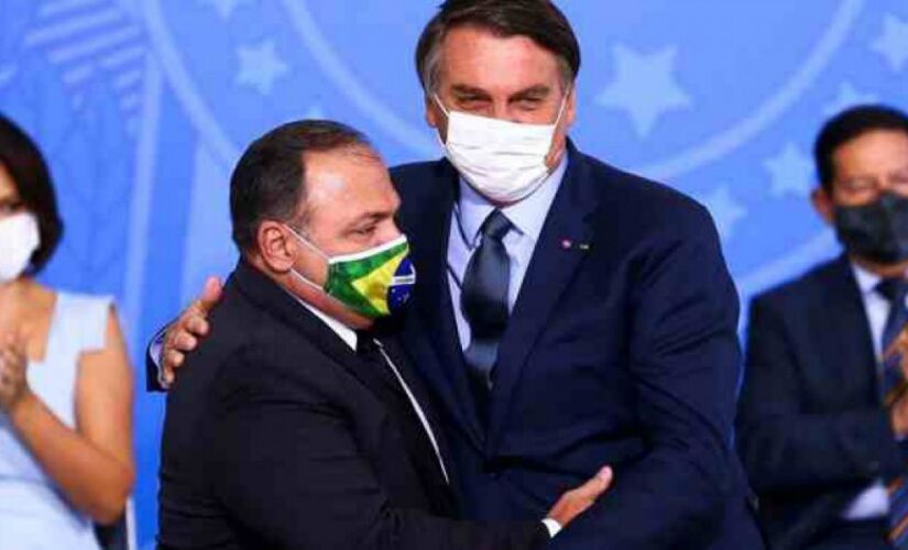 Pazuello participou de um ato político ao lado do presidente Jair Bolsonaro em maio de 2021, quando subiu em um palanque ao lado do presidente após um passeio de moto com apoiadores no Rio de Janeiro