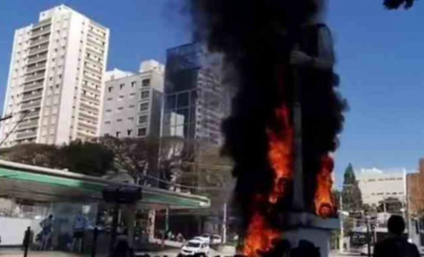 Est&aacute;tua de Borba Gato foi incendiada no s&aacute;bado