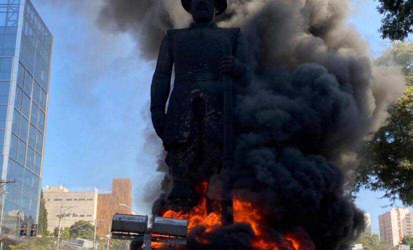 Manifestantes ateiam fogo na estátua Borga Gato  